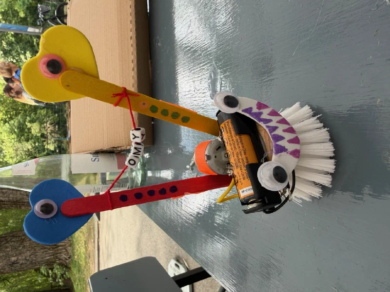Schrott-Roboter bauen beim Zefix Hackathon 10