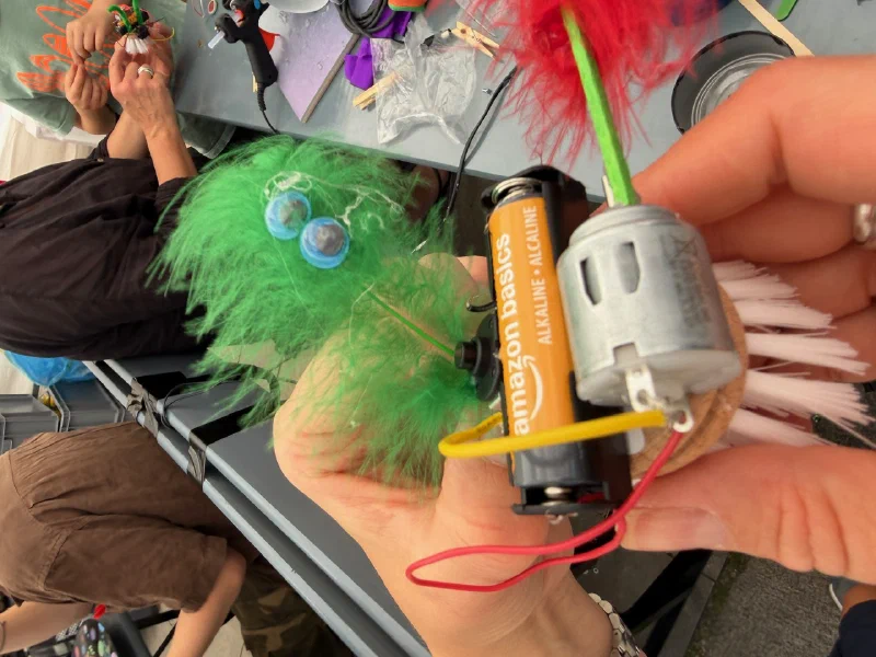 Schrott-Roboter bauen beim Zefix Hackathon 2
