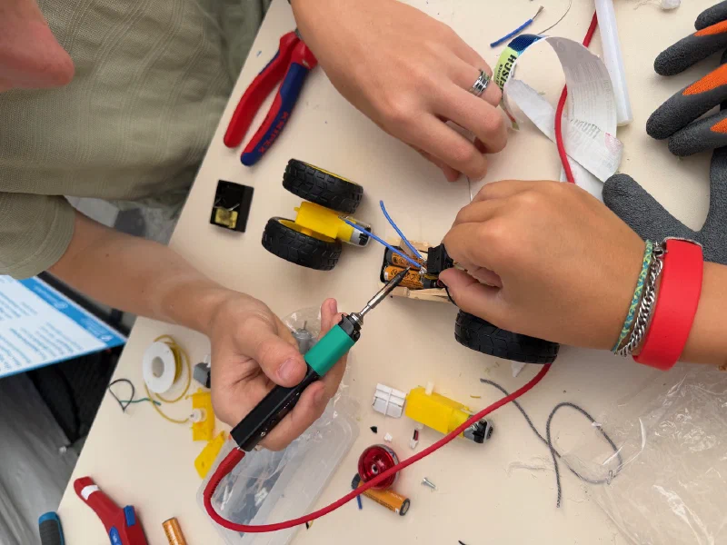Schrott-Roboter bauen beim Zefix Hackathon 4