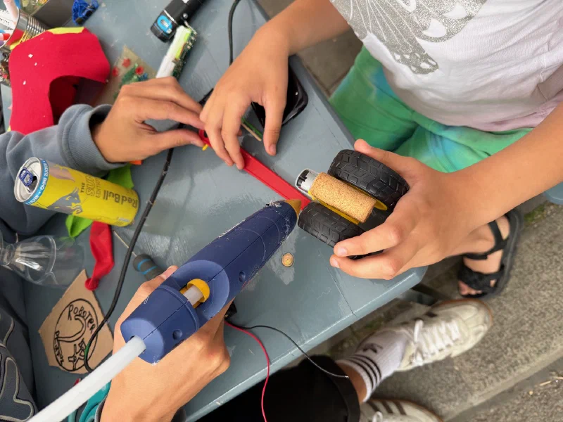 Schrott-Roboter bauen beim Zefix Hackathon 5