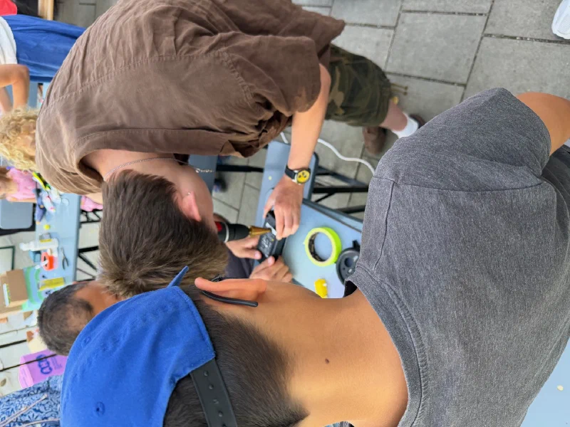 Schrott-Roboter bauen beim Zefix Hackathon 6