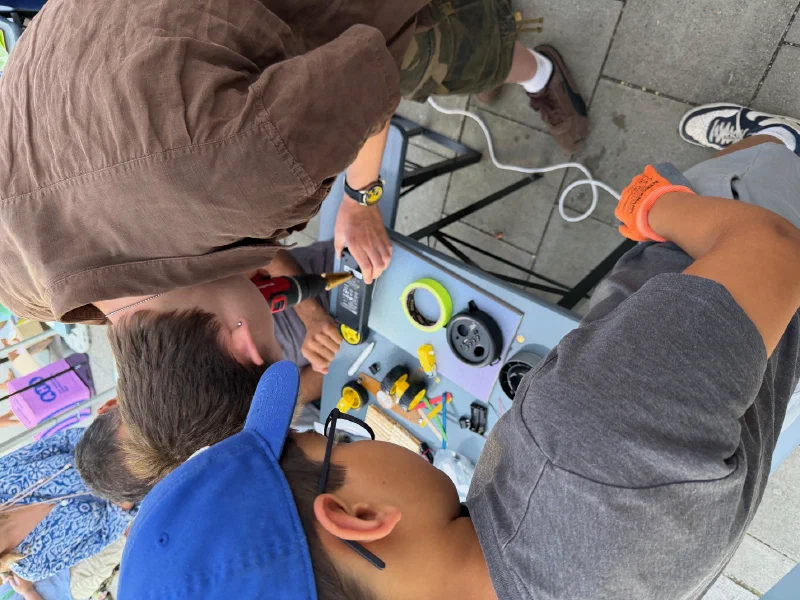 Schrott-Roboter bauen beim Zefix Hackathon 9