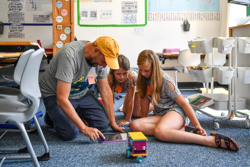 Kinder testen ihren Roboter mit dem Tablet