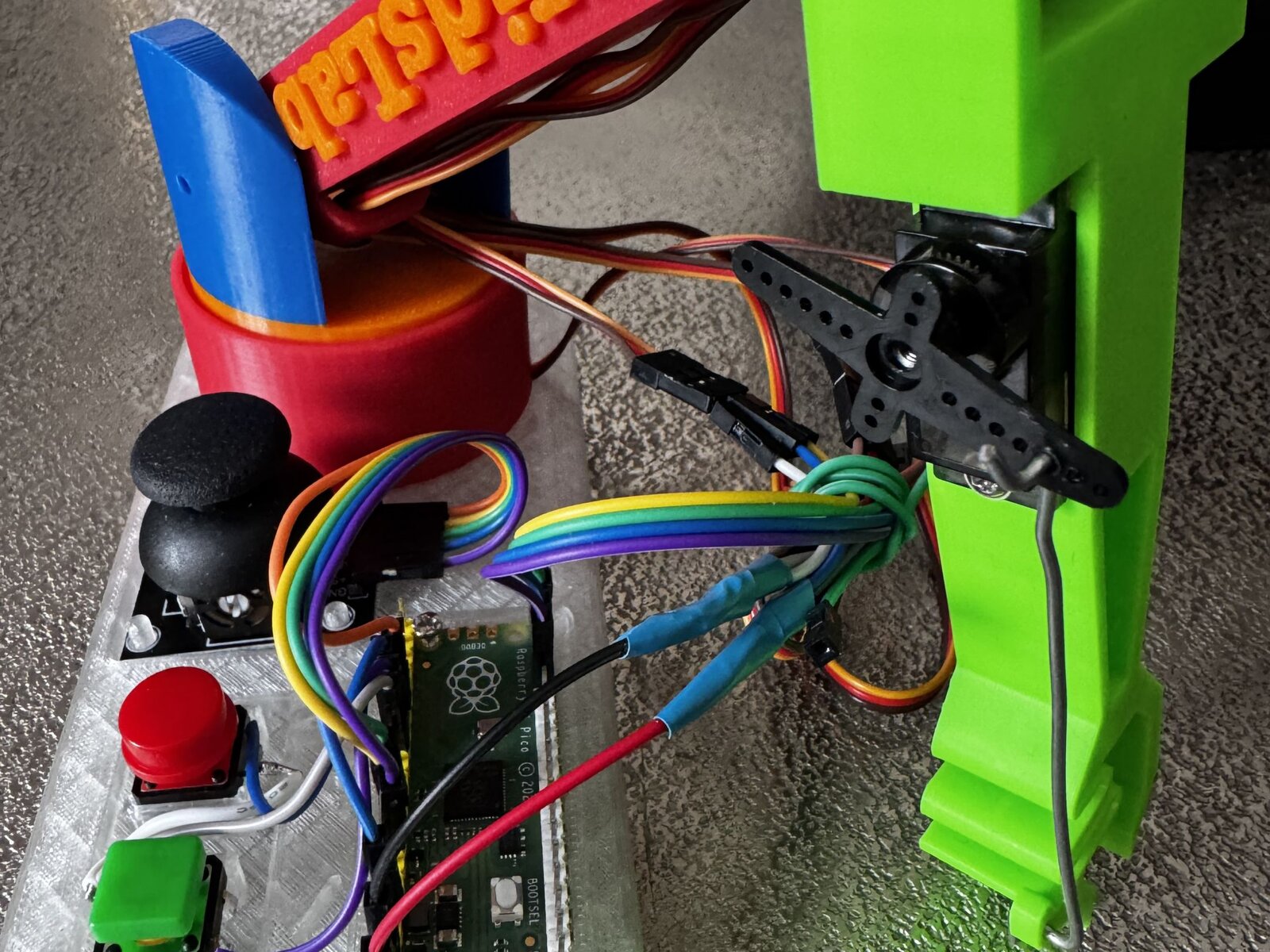 Raspberry Pi Pico mit Servo, Sensoren und selbst gedruckten 3D-Teilen im KidsLab Augsburg