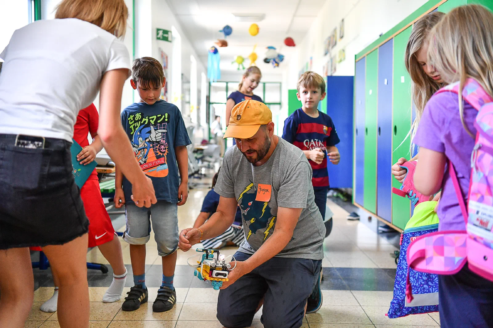 Kinder testen ihre Lego-Roboter auf einem Parcours im Ferienkurs