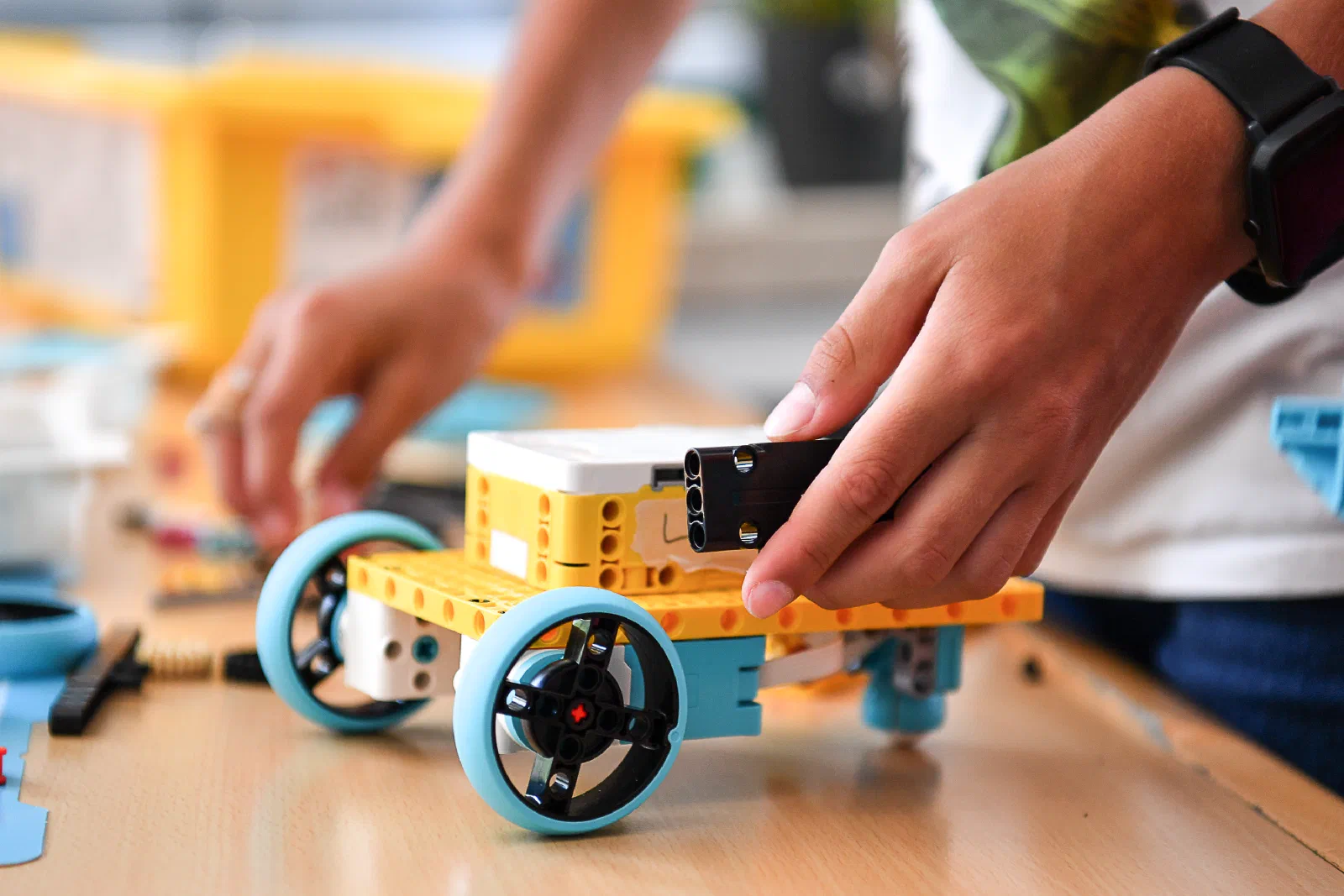 Nahaufnahme eines Lego-Spike-Prime-Roboters, der im Kurs zusammengebaut wird